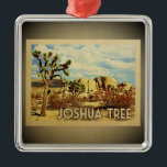 Ornement En Métal Joshua Tree California Orament Vintage voyage<br><div class="desc">Un ornement de style vintage cool,  Joshua Tree,  orné d'un Joshua Tree dans le parc national de Californie,  avec des rochers et des pinceaux contre un ciel bleu dramatique de nuages moelleux.</div>