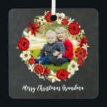 Ornement En Métal Joyeux Noël grand-mère Rustique Chalkboard Photo<br><div class="desc">Souhaitez à grand-mère un joyeux noël avec ce tableau de bord rustique et ornement de fleurs rouges en forme de couronne photo.</div>