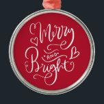 Ornement En Métal Joyeux Noël Rouge Clair<br><div class="desc">Un décor festif de Noël en métal d'époque orné d'élégante calligraphie blanche "joyeuse et brillante" typographie. Moderne et festif à savourer année après année.</div>