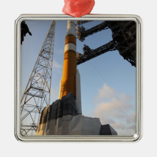 Ornement En Métal La fusée du delta IV