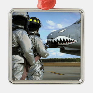 Ornement En Métal Les sapeurs-pompiers déploient un tuyau d'incendi