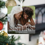 Ornement En Métal Les soeurs font les meilleurs amis Photo Keepsaké<br><div class="desc">Simple soeur garde saké photo complet ornement de Noël. Avec une photo de vous et de votre soeur,  le texte "SISTERS make the best friends" dans une élégante typographie blanche,  nom/s des frères et soeurs.</div>