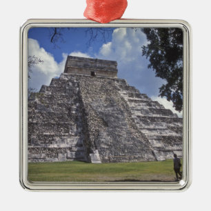 Ornement En Métal Les touristes traversent une partie non restaurée