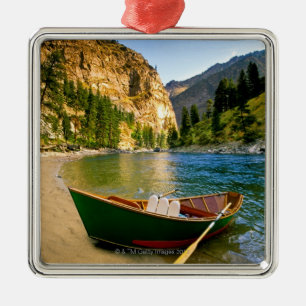 Ornement En Métal L'IDAHO, bateau de pêche sur une plage sablonneuse