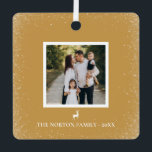 Ornement En Métal Little Reindeer Simple Snowflakes photo Ocher<br><div class="desc">Ajoutez un ornement photo à votre sapin de Noël ! Le design comprend un adorable renne votre meilleure famille, notre photo de couple encadrée par de doux flocons de neige, et un espace pour votre nom de famille. L'envers offre de la place pour un message personnalisé. La couleur est modifiable...</div>