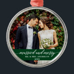 Ornement En Métal Marié et joyeux Mariage calligraphie verte<br><div class="desc">Marié et Joyeux Élégant Calligraphie Script Mariage Photo Ornement Vert</div>
