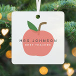 Ornement En Métal Meilleur enseignant | Apple Cute Fun Nom Moderne S<br><div class="desc">Un design graphique simple, élégant et dynamique de fruits pomme décoration d'arbre de Noël dans un style amusant, tendance, scandinave minimaliste dans les tons ou rouge rose et vert qui peut facilement être personnalisé avec votre nom de professeurs en remplaçant "Mme Johnson" et un slogan en remplaçant "Best Teacher" pour...</div>
