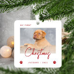 Ornement En Métal Mignonne Photo Chiot 1er Noël Empreintes de pattes<br><div class="desc">Célébrez le premier Noël de votre chiot avec cet ornement de photo minimaliste moderne. Le texte rouge indique "Mon premier Noël", avec le mot "Noël" dans le script d'écriture branché. Remplacez facilement l'exemple d'image par votre photo préférée, et ajoutez le nom de votre chiot et l'année ci-dessous, encadrés par une...</div>