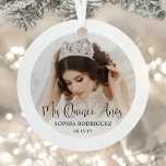 Ornement En Métal Mis Quince Años Script moderne Quinceañera 2 Photo<br><div class="desc">Commémorez la célébration d'anniversaire spéciale de la quinceañera avec un élégant ornement moderne "Mis Quince Años" en métal ronde photo de Noël. Les photos et toutes les formulations de ce modèle sont simples à personnaliser pour créer votre propre conservation unique. Les couleurs, les styles de police et l'opacité de superposition...</div>