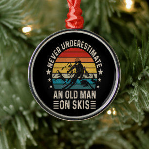 Ornement En Métal Ne sous-estimez jamais un vieil homme en skis Rétr