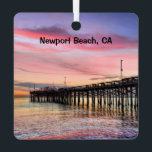 Ornement En Métal Newport Beach Balboa Pier 2 côtés,<br><div class="desc">Belle plage de Newport en Californie du Sud avec la jetée Balboa au coucher du soleil. Cette décoration aux deux côtés est vibrante avec des vues différentes et fait un grand souvenir de vacances.</div>