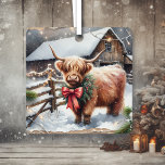 Ornement En Métal Noël à la ferme vintage et à la vache des Highland<br><div class="desc">Ornement de Noël carré personnalisé. Une ferme vintage avec une petite vache Highland debout à l'extérieur par une journée d'hiver enneigée.</div>