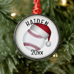 Ornement En Métal Noël du baseball de Santa Hat<br><div class="desc">* Baseball portant un chapeau de Père Noël. * Les ornements ont plusieurs options de style et de forme disponibles. * Les ornements en céramique sont à double face (avant et arrière de la personnaliser). * Choisissez le style de police, la couleur et la taille du texte à ajouter. *...</div>