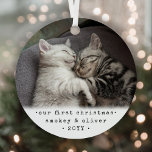 Ornement En Métal Notre premier Noël 2 Chats ou n'importe quel anima<br><div class="desc">Célébrez les joies simples de vos nouveaux membres de famille en furie avec un ornement en métal rond photo 2 personnalisé. Les photos de chatte et tout le texte sur ce modèle sont simples à personnaliser et peuvent être différents ou les mêmes à l'avant et à l'arrière. Si vous préférez,...</div>