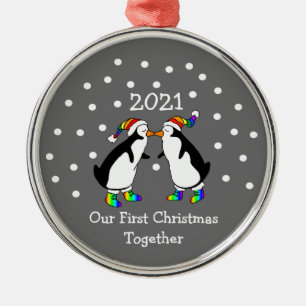 Ornement En Métal Notre premier Noël Ensemble 2021 (Penguins LGBT)