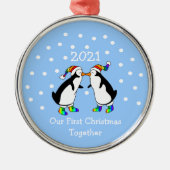 Ornement En Métal Notre premier Noël Ensemble 2021 (Penguins LGBT) (Devant)