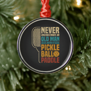 Ornement En Métal N'oubliez jamais un vieil homme avec un Pickleball