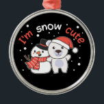 Ornement En Métal Ours polaire Je suis Snow mignon Snowman Pun de ne<br><div class="desc">Cute polar bear witsnowman. J'ai une coupe de neige. A Christmas greeting in the cold season for the holidays. Le polar de Christmas,  with snowman.</div>