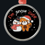 Ornement En Métal Panda rouge Je suis Snow mignonne Snowman Pun de n<br><div class="desc">Cute red panda with snowman. J'ai une coupe de neige. A Christmas greeting in the cold season for the holidays. Christmas Panda Snowman.</div>