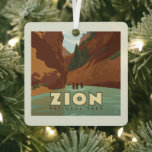 Ornement En Métal Parc national de Zion | Les Étroits<br><div class="desc">Anderson Design Group est une société d'illustration et de conception de pointe située à Nashville,  au Tennessee. Founder Joel Anderson Directives Team of talented artists to create original poster art that looks like classic vintage publicité prints from the 1920s to the 1960s.</div>