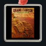 Ornement En Métal Parc national du Grand Canyon<br><div class="desc">La beauté massive du Grand Canyon brille de mille feux avec cette impression vintage. D'énormes rochers rouges sont à l'avant et au centre de cette image extraordinaire de l'Arizona.</div>