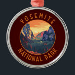 Ornement En Métal Parc national du Yosemite Sunset Retro perturbé<br><div class="desc">Design d'illustration vectorielle de Yosemite. Le parc est célèbre pour ses séquoias géants et anciens,  et pour Tunnel View,  la vue iconique de Bridalveil Fall et les falaises de granit d'El Capitan et Half Dome.</div>