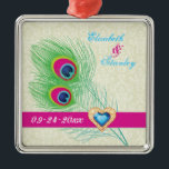 Ornement En Métal Peacock plumes bijou coeur mariage Enregistrer la<br><div class="desc">Mariage de coeur de bijoux en plumes de paon Save the Date, avec une élégante plume de paon en chaux et vert émeraude, bleu, turquoise et magenta/fuchsia rose chaud, une bande magenta/fuchsia rose et une illustration d'un diamant de bijoux en coeur bleu avec contour en or avec strass sur arrière...</div>