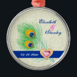 Ornement En Métal Peacock plumes bijou coeur mariage Enregistrer la<br><div class="desc">Mariage de coeur de bijoux en plumes de paon Save the Date, avec une élégante plume de paon en chaux et vert émeraude, bleu, turquoise et orange, une bande bleue et une illustration d'un diamant de bijoux en coeur rose avec contour en or avec strass sur arrière - plan damassé...</div>