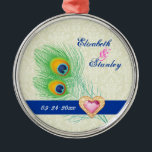 Ornement En Métal Peacock plumes bijou coeur mariage Enregistrer la<br><div class="desc">Mariage de coeur de bijoux en plumes de paon Save the Date, avec une élégante plume de paon en chaux et vert émeraude, bleu, turquoise et orange, une bande bleue et une illustration d'un diamant de bijoux en coeur rose avec contour en or avec strass sur arrière - plan damassé...</div>