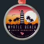 Ornement En Métal Phare de Myrtle Beach SC Retro Sunset Souvenirs<br><div class="desc">La plage de Myrtle Beach a été rénovée pour des vacances. Myrtle Beach île de Caroline du Sud souvenir Vintage pour un voyage sur l'île de Caroline du Sud. Illustration de plage de Myrtle Beach pour les vacanciers et les routards de Caroline du Sud. souvenir rétro de Myrtle Beach. Conception...</div>