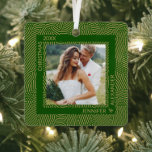 Ornement En Métal Photo Couples en or et vert<br><div class="desc">Votre photo préférée de mariés, mariés ou couples est présentée sur un ornement en métal carré avec des lignes d'or et des points de motif en vert. Personnalisé et téléchargez votre propre image pour créer des ornements d'arbre de Noël pour vous-même ou donner comme cadeau à la famille, amis, parents...</div>