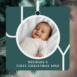 Ornement En Métal Photo de Noël personnalisée pour bébé Vert<br><div class="desc">Cet ornement photo de Noël de gardien est décoré du mot JOY sur un arrière - plan vert foncé. Facilement personnalisable avec votre photo,  nom et année.</div>