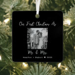 Ornement En Métal Photo personnalisée Notre premier Noël Marié<br><div class="desc">Célébrez votre premier Noël en couple avec notre photo personnalisée Notre premier ornement de métal marié de Noël. Cette décoration élégante présente un design moderne et minimaliste, parfait pour les couples qui apprécient une esthétique simple et propre. Conçu à partir de métal durable, il est conçu pour être un dernier...</div>
