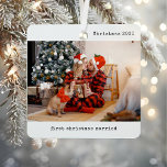 Ornement En Métal Photo personnalisée Notre premier Noël Marié<br><div class="desc">Célébrez votre première saison de vacances en couple avec l'image personnalisée Notre premier ornement de métal marié de Noël. Cette tenue de jardin magnifiquement conçue présente votre photo de couple préférée, ce qui en fait une façon sincère d'honorer votre statut de jeune mariée. Le design épuré et minimaliste noir et...</div>