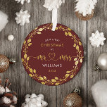 Ornement En Métal Premier mari de Noël et la femme Gold Wreath Photo<br><div class="desc">Faites-vous plaisir d'être mari et femme pendant votre premier Noël avec ce cadre photo exquis de parties scintillant d'or feuillage. Ce cadre saisit l'essence de la saison et le début de votre voyage de vie en couple marié.</div>