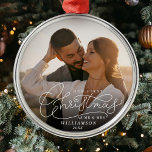 Ornement En Métal Premier Noël M. et Mme Newlyweds Mariage Photo<br><div class="desc">Découvrir les couloirs avec "Premier Noël Mr. Et l'ornement photo de Mme. Célébrez le bonheur des jeunes mariés avec votre touche personnalisée sur cette élégante conception de script en lettres à la main moderne! 🎄 ✨ 💍 #JoieMariéeNouvelle #SouvenirsPersonnalisés</div>