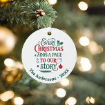 Ornement En Métal Rouge vert notre histoire typographie Noël<br><div class="desc">Un arrière - plan blanc. Personnalisez et ajoutez le nom et une année. Texte vert et rouge. Citation : Chaque Noël ajoute une page à notre histoire.</div>