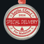 Ornement En Métal Santa Claus Livraison spéciale Nom personnalisé An<br><div class="desc">Livraison spéciale du Père Noël ornement de flocon de neige en étain avec pack Père Noël. Personnaliser avec nom et année pour une touche spéciale!</div>
