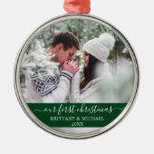 Ornement En Métal Script élégant Notre Premier Couple de Noël Vert (Devant)