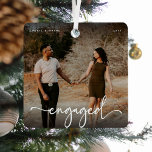 Ornement En Métal Script Engagé Photo Keepsaké cadeau<br><div class="desc">Le design est composé d'une typographie ludique et élégante avec script et sans police. Il suffit de customiser le/les nom(s),  année et télécharger une photo préférée du couple aimé(e)!</div>