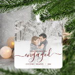 Ornement En Métal Script rouge photo personnalisé de Noël<br><div class="desc">Commémorez votre fiançailles avec ce magnifique ornement de gardien moderne. Le texte rouge foncé dit "Notre premier Noël engagé", avec le mot "engagé" dans un élégant script d'écriture manuscrite avec des fioritures avant et après. Remplacez l'exemple d'image par votre photo préférée, et ajoutez vos noms et l'année. Un filtre dégradé...</div>
