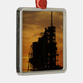 Ornement En Métal Space Shuttle Atlantis sur le pad de lancement (Droite)