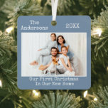 Ornement En Métal Texte de la machine à écrire Premier Noël Nouveau<br><div class="desc">Typewriter moderne tendance Texte Simple Minimaliste,  Notre premier Noël dans notre nouvel ornement photo - Dusty Blue Arrière - plan</div>