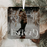 Ornement En Métal Typographie minimaliste engagée<br><div class="desc">Célébrez vos premières vacances en couple engagé avec l'Ornement Minutieux Engagé Typographie Photo Metal. Cet ornement allie un design simple et épuré, un script manuscrit et une esthétique de Noël vintage, parfaite pour ajouter une touche d'élégance à votre arbre. Fabriqué à partir de métal étanche, il est léger et durable,...</div>