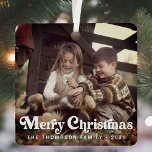 Ornement En Métal Typographie simple et tendance Retro Noël photo<br><div class="desc">Célébrez les vacances avec une touche personnelle en utilisant la Simple Tendance Retro Typographie Photo Christmas Metal Ornament. Cet ornement photo de famille sur mesure combine magnifiquement un design minimaliste moderne avec une ambiance festive contemporaine, ce qui en fait le parfait souvenir pour votre arbre de Noël. Avec son portrait...</div>
