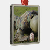 Ornement En Métal Un aviateur passe à travers un champ humide (Droite)