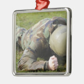 Ornement En Métal Un aviateur passe à travers un champ humide (Gauche)