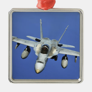 Ornement En Métal Un frelon F/A-18 participe à une mission