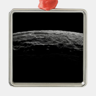 Ornement En Métal Un paysage irréel de la lune de Saturn