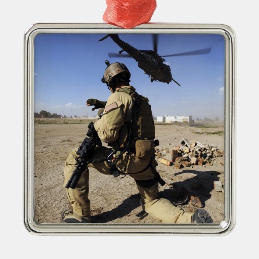 Ornement En Métal Un soldat assure la sécurité d'un HH-60 (Devant)